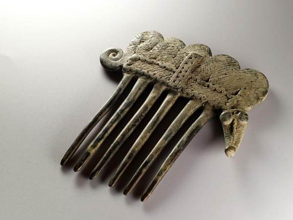 Gan bronze haircomb, snake design (3)