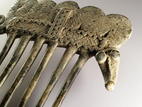 Gan bronze haircomb, snake design (3)