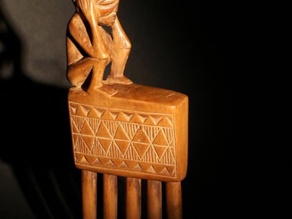 Uncommon Tchokwe comb (2)