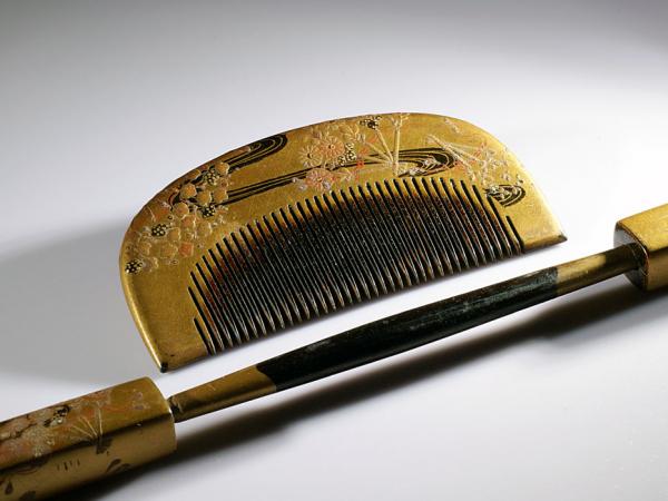 Ensemble en écaille laquée d'or (4)