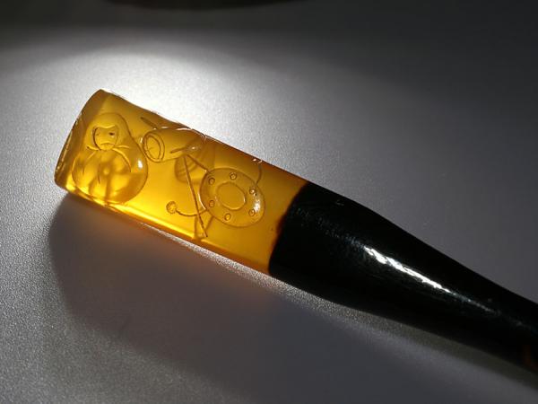 Peigne en écaille gravé d'un Daruma (4)