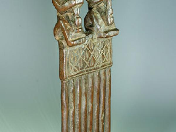 Tchokwe comb with two figures (4)