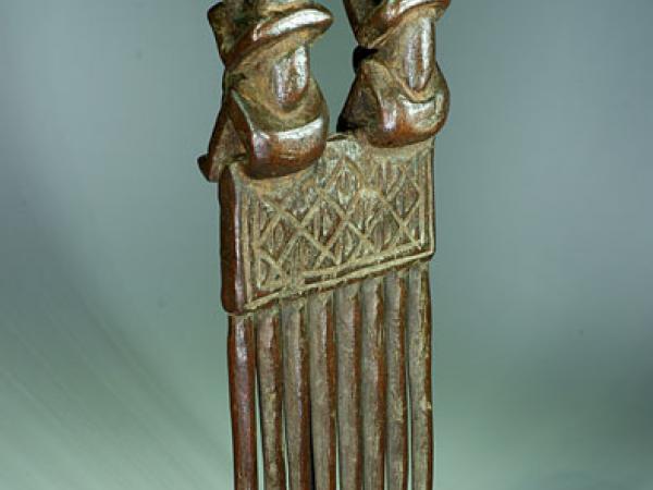 Tchokwe comb with two figures (4)