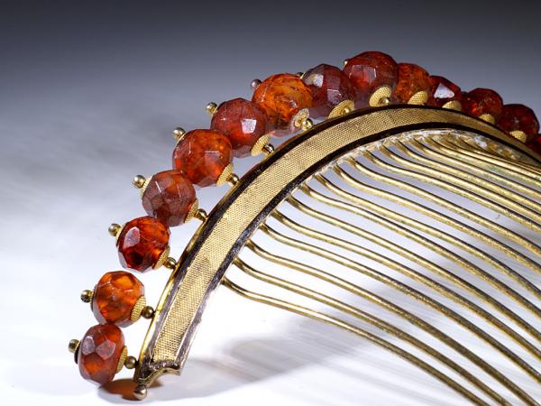 French comb with amber beads (2)