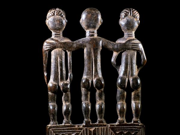 Peigne Akan aux personnages (4)