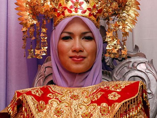 Minangkabau crown for bride; Sumatra (6)