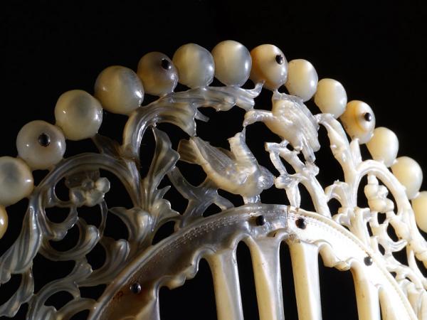 Mother-of-pearl comb, bird design (3)