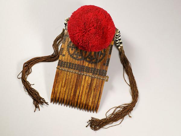 Yao comb with red pompon (2)