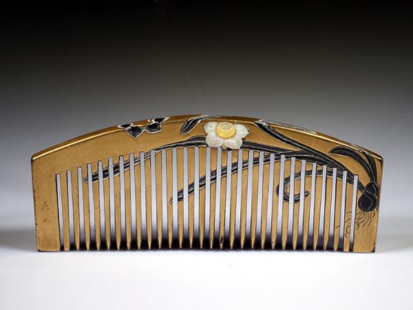 Japanese lacquered comb, narcissus design (3)