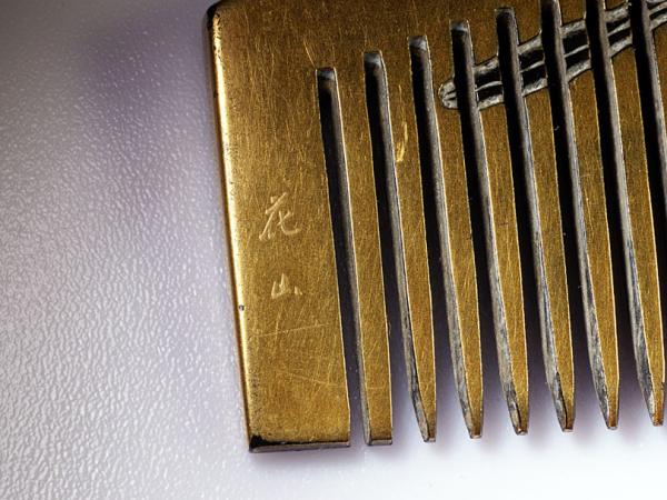 Japanese lacquered comb, narcissus design (3)